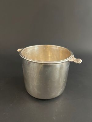 SEAU à BOUTEILLE en métal réargenté, XVIIIe siècle, à deux a…