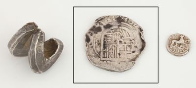 une image représentant une bague en argent sur laquelle est gravé un château