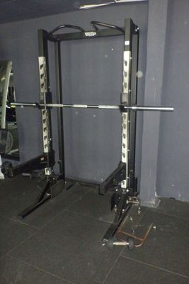 une photo d'une salle de sport avec un support à haltères