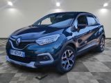 une voiture bleue garée sur le sol en damier d'un garage