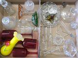 une boîte remplie de verres à vin et de bouteilles vides