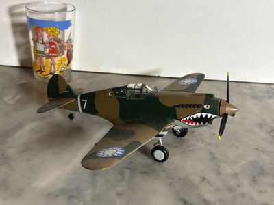 un avion jouet posé sur une table