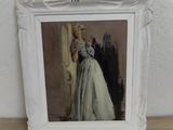 la photo d'une femme en robe blanche posée sur une table