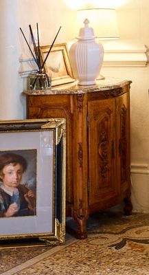 la photo d'un jeune garçon dans un salon