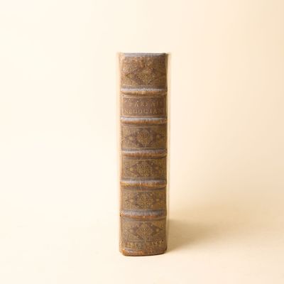 les livres sont empilés sur une surface blanche