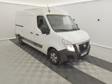 la photo d'une camionnette blanche garée dans un garage