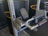 un ensemble d'appareils de musculation installés dans une salle de sport