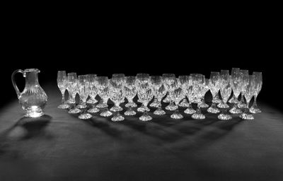 photographie en noir et blanc représentant un ensemble de verres à vin et un pichet