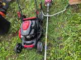 une tondeuse à gazon qui reste dans l'herbe