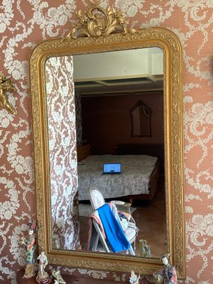 un miroir posé sur une table dans une pièce