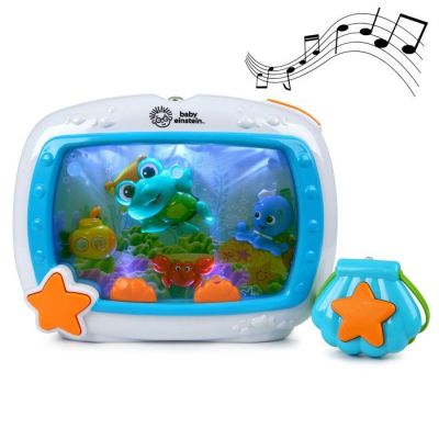 une petite télévision sur laquelle est représenté un poisson et un poisson en peluche à l'écran
