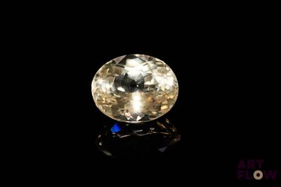 gros plan d'un diamant jaune sur une surface noire