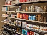 de nombreux types de produits cosmétiques différents dans les rayons du magasin