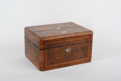 Nécessaire de toilette, la boîte en placage à décor géométri… - Photo 1