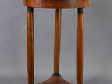 une table en bois avec un plateau noir et deux pieds en bois