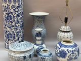 de nombreux vases bleus et blancs et une lampe posée sur une table