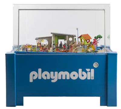 ensemble de jeu Playmobil comprenant une maison Playmobil dans une vitrine