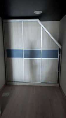 une photo d'une chambre avec un placard encastré