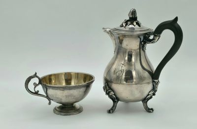 Une verseuse et une tasse en métal argenté: