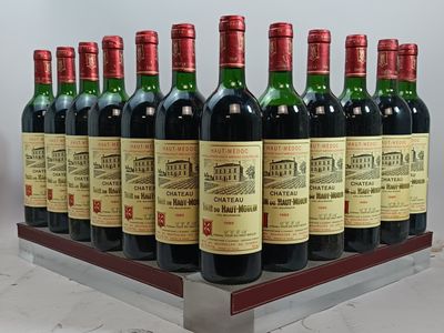 Des bouteilles de vin rouge sont alignées sur un casier métallique