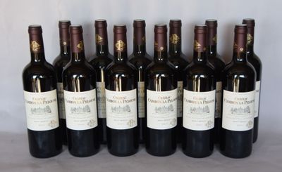 six bouteilles de vin sont alignées sur une table
