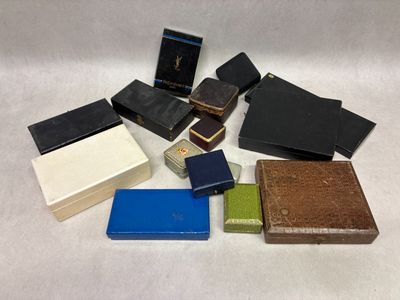 un grand nombre de petites boîtes posées sur une table