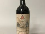 une vieille bouteille de vin posée sur une table blanche
