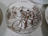 une assiette sur laquelle est représenté un homme à vélo
