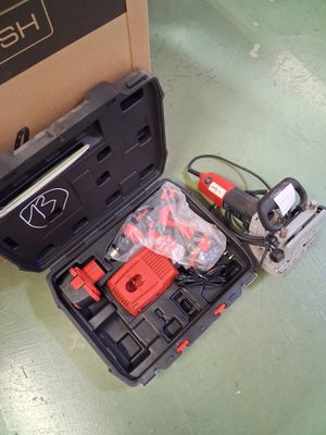 une boîte contenant des outils posée sur le sol