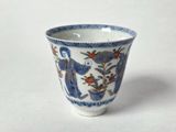 une tasse bleue et blanche ornée d'un motif