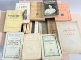 plusieurs livres sont empilés sur une table