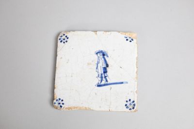 un carreau bleu et blanc représentant une femme