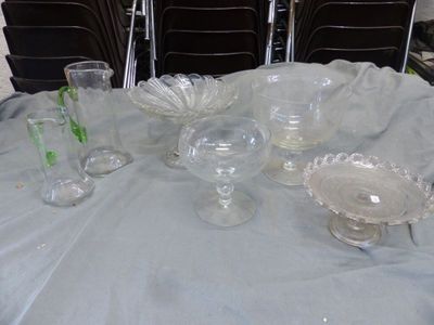 une table sur laquelle se trouvent de nombreux objets en verre
