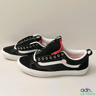 baskets sans lacets noires et blanches, avec des lacets rouges et blancs