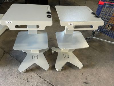 deux tables assises l'une à côté de l'autre