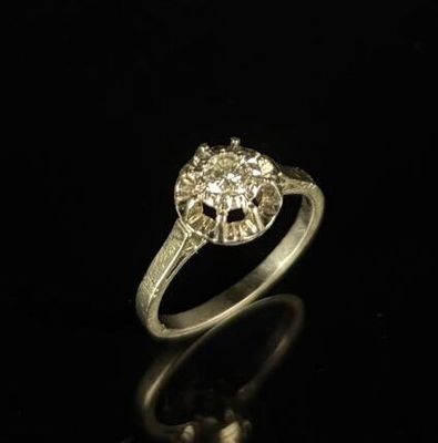 gros plan d'une bague en diamant sur une surface noire