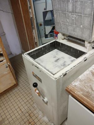 un vieux poêle au milieu d'une cuisine en cours de rénovation