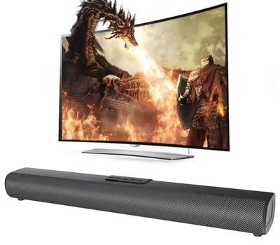 une télévision à écran plat posée sur une table, à côté d'une enceinte