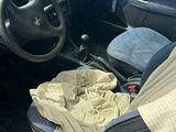une voiture dans laquelle se trouve un sac sur le siège passager