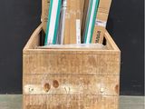 une caisse en bois contenant tout un tas de stylos et de crayons