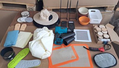 une table sur laquelle se trouvent de nombreux objets, notamment un chapeau, des ciseaux et d'autres objets