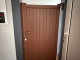 une porte dans le couloir menant à une salle de bains