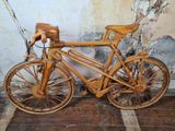 un vélo en bois appuyé contre un mur