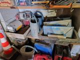 une étagère remplie d'objets hétéroclites dans un garage