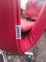 Fauteuil sur roulettes de marque Zanotta en cuir rouge, pièt… (photo 5)