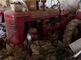 un tracteur rouge garé dans un garage