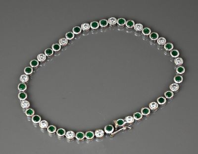 un collier d'émeraudes et de diamants