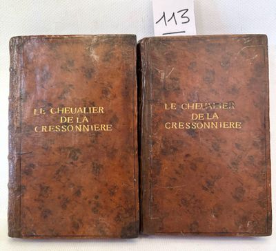 deux vieux livres posés sur une table l'un à côté de l'autre