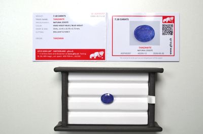 une photo d'une carte de visite sur laquelle figure l'image d'un diamant bleu