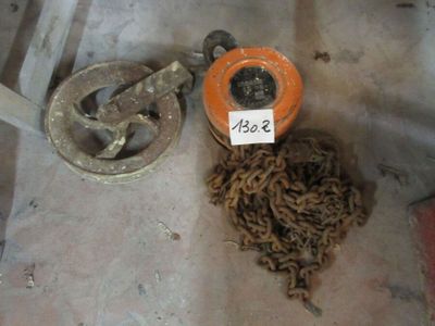 un tas de chaînes par terre, à côté d'une chaîne de commande